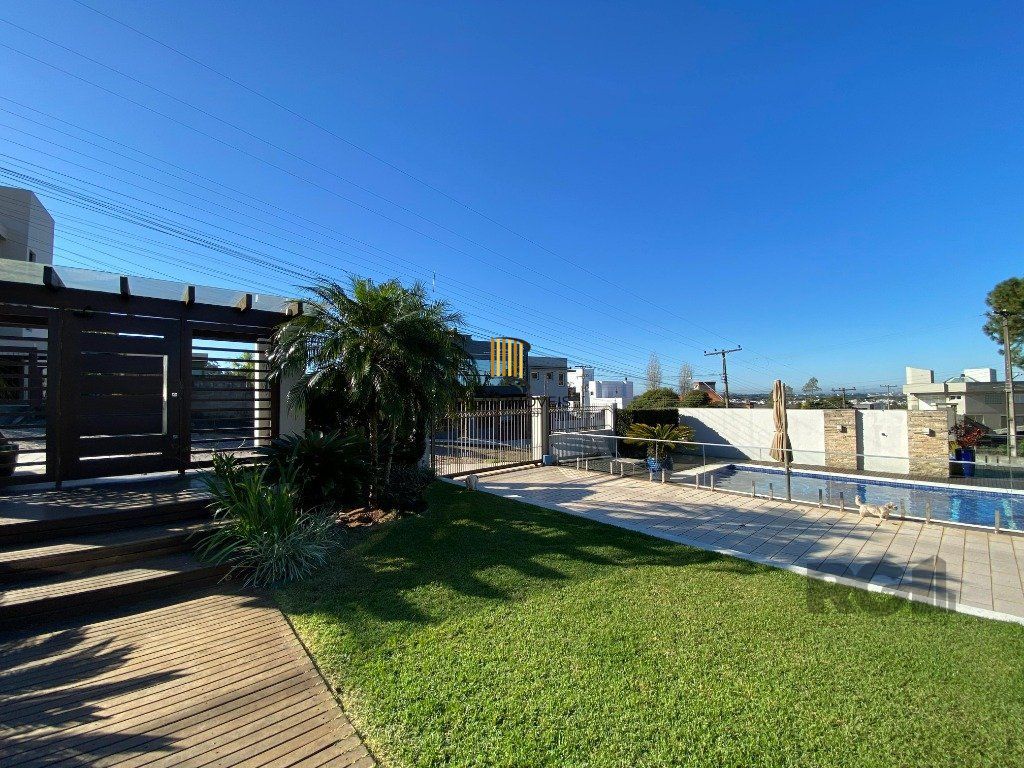 Casa 4 dormitórios no bairro Centenário