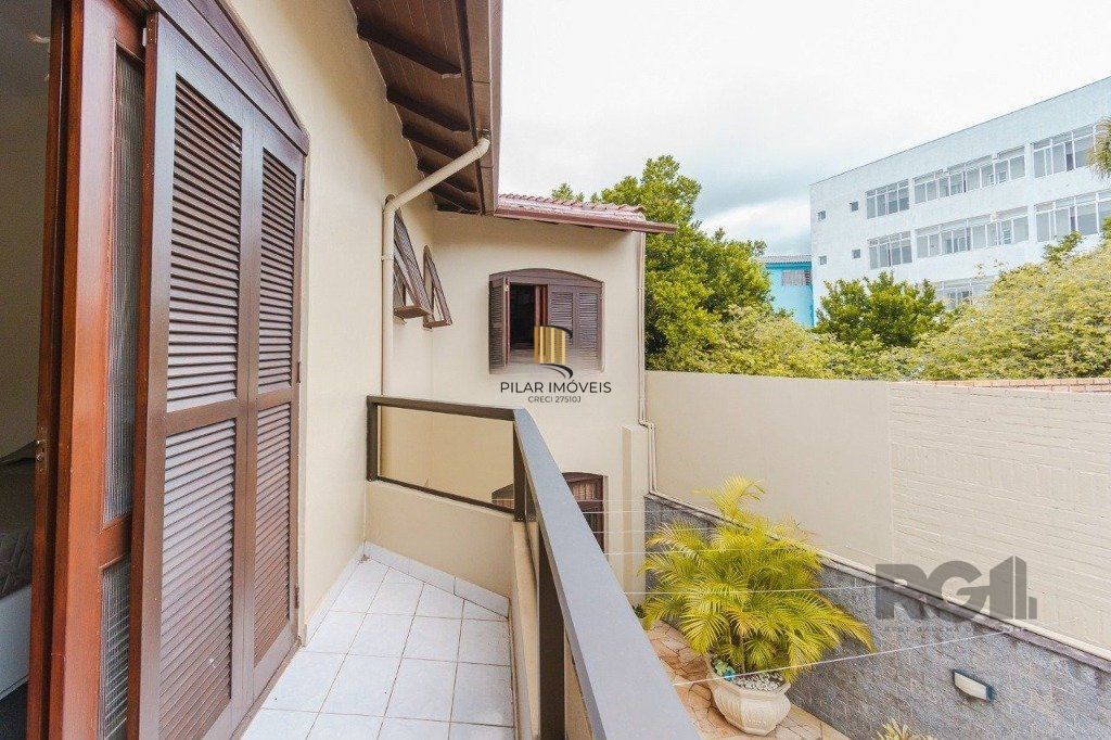 Casa com 4 dormitórios no bairro Morro Santana