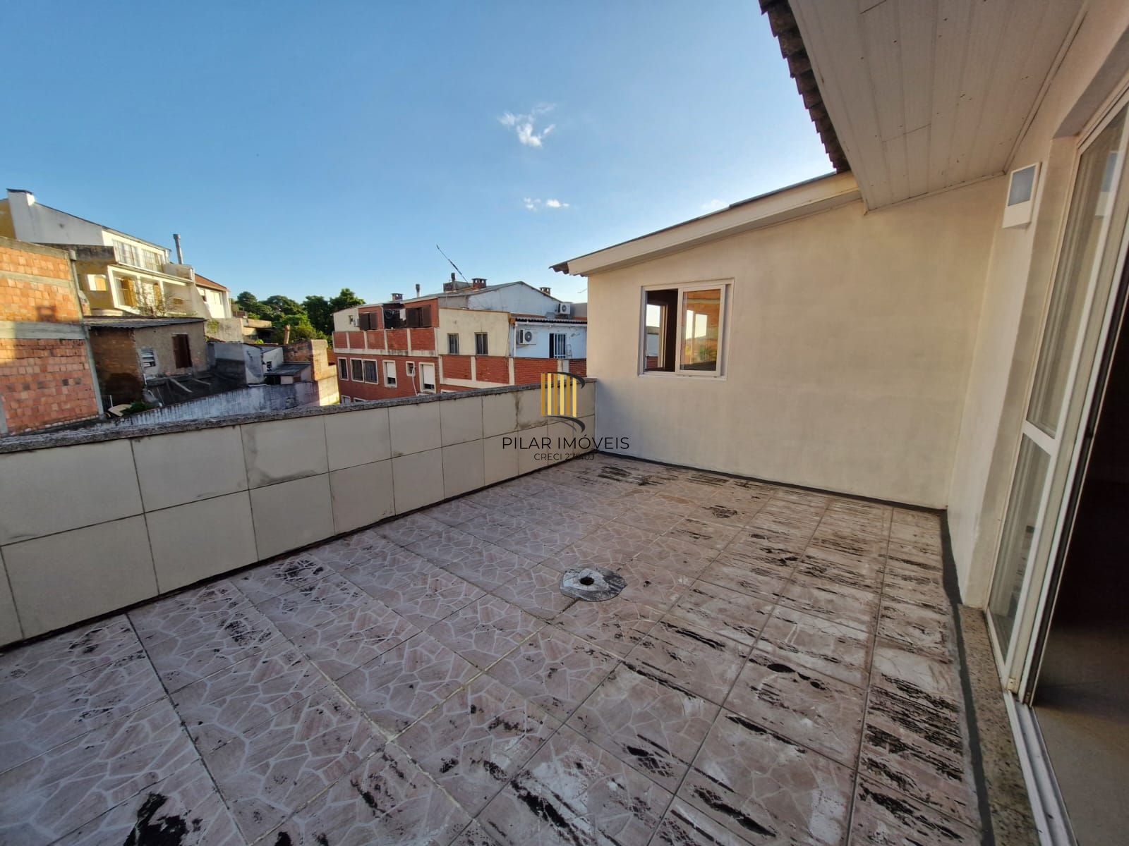 Ampla cobertura com 123m², 2 dormitórios, 1 vaga coberta por convenção.