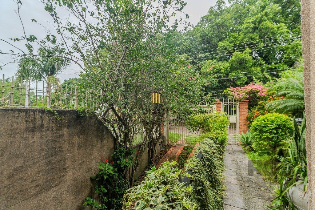 Casa 400m² - 5 dormitórios, 4 vagas no bairro Vila Jardim