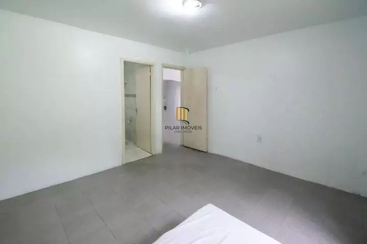VENDE – AMPLA CASA RESIDENCIAL COM PISCINA E 5 VAGAS