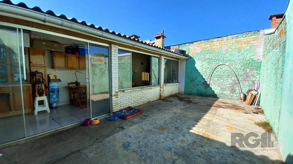 Casa de 2 dormitórios localizada no bairro Hípica