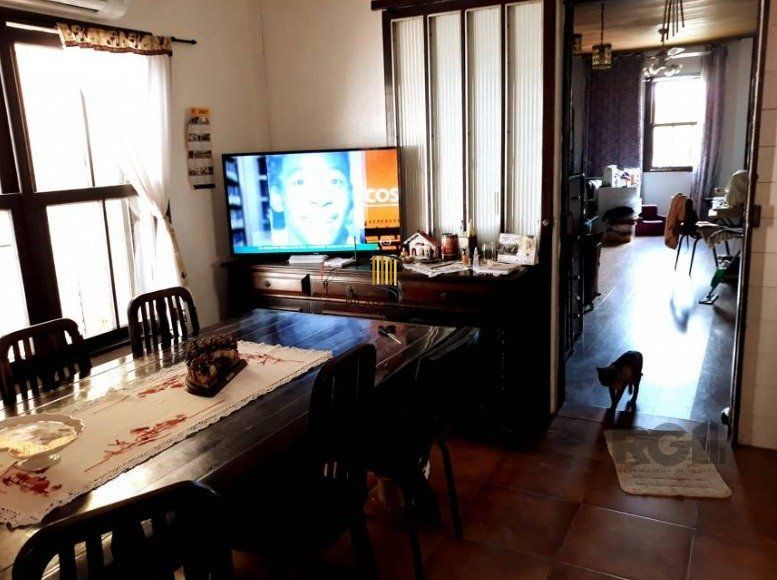 Casa para Venda - 200m², 5 dormitórios, sendo 1 suites, 4 vagas - Glória