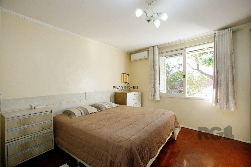 Excelente casa de 235m² com 4 dormitórios e 3 vagas no bairro Azenha.
