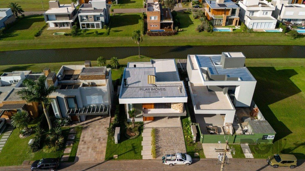 Casa de Condomínio 3 dormitórios no bairro Beira Mar