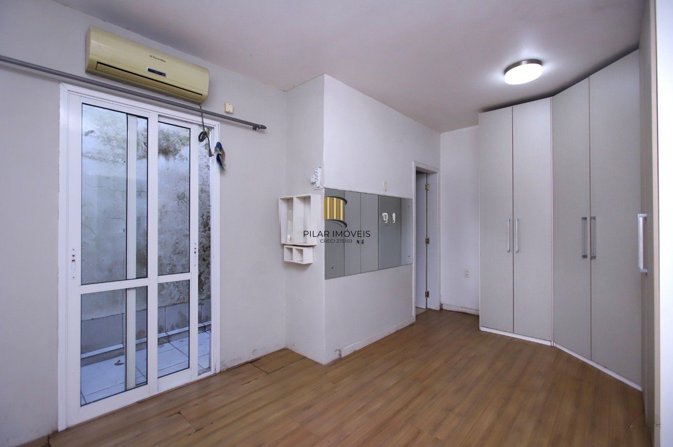Casa com Edícula nos fundos, total de 5 dormitórios no Bairro gloria.
