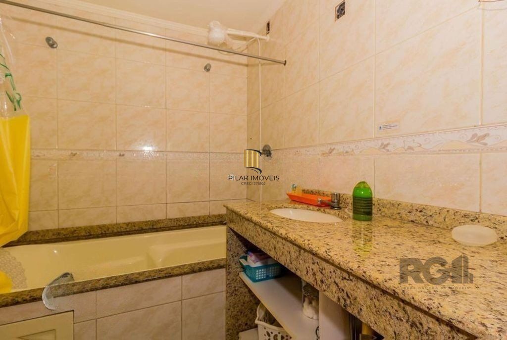 São duas casas no mesmo pátio, com 308,22m² de área construída. Próxima a Av. Teresópolis.