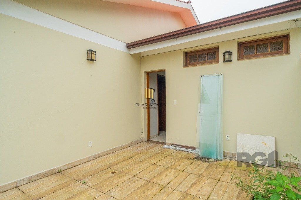 Casa de 214m² com 4 dormitórios, 1 suíte, piscina e 2 vagas no bairro Teresópolis