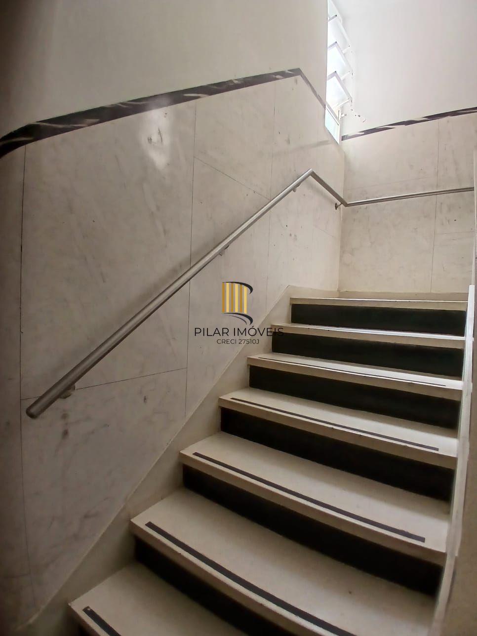 Apartamento de 02 dormitórios no bairro Independencia em Porto Alegre /RS.