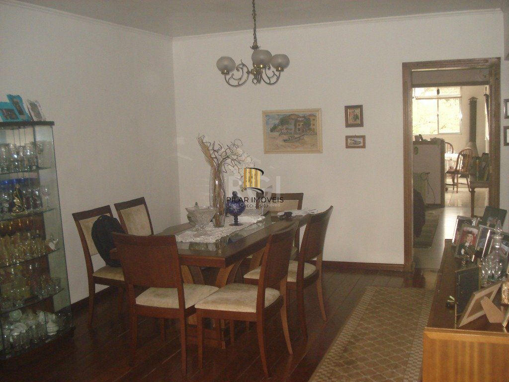 Casa para Venda - 500m², 6 dormitórios, sendo 2 suites, 4 vagas - Glória
