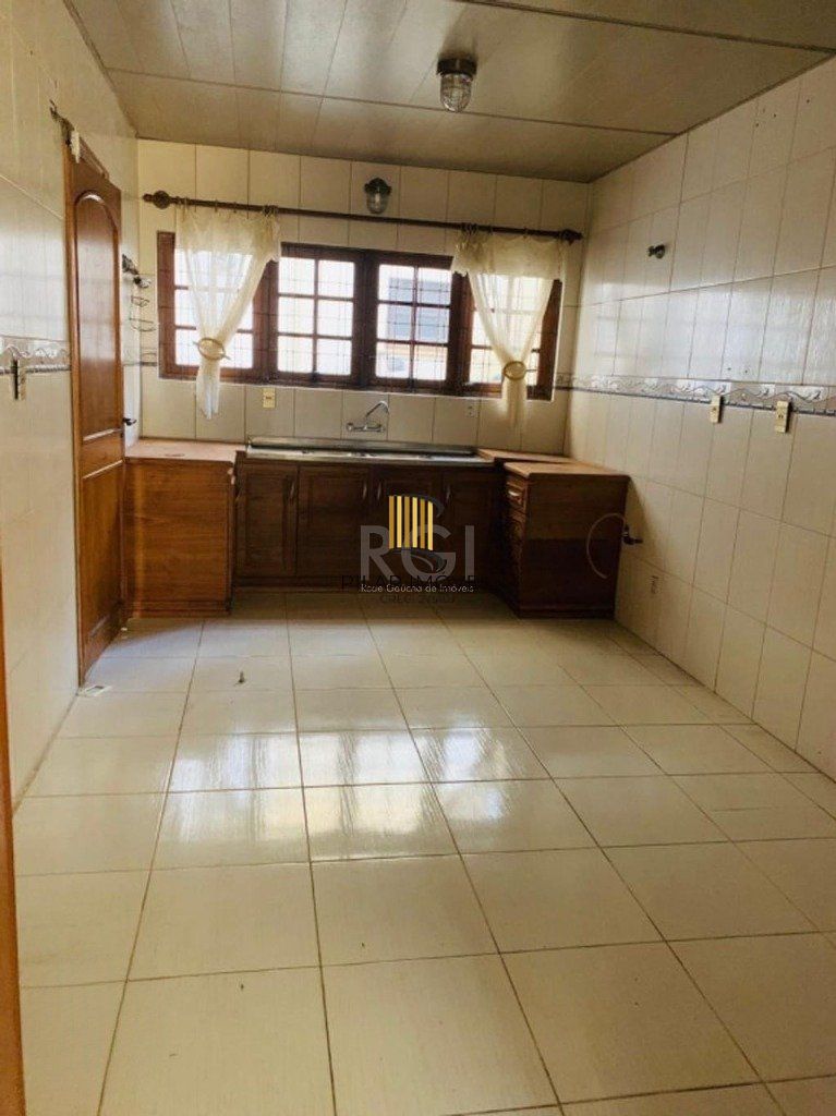 Encantadora residência com 03 dormitórios sendo 01 suíte e piscina.