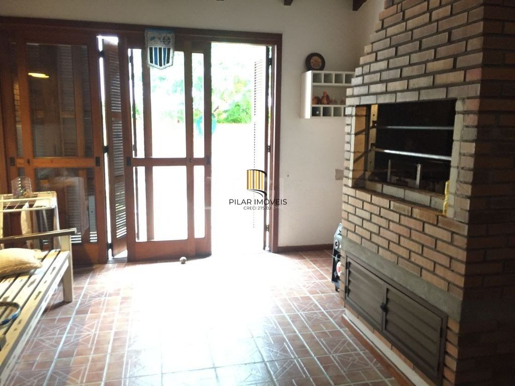 Casa de 270m² - 3 dormitórios, 1 suíte, churrasqueira, pátio e 3 vagas de garagem