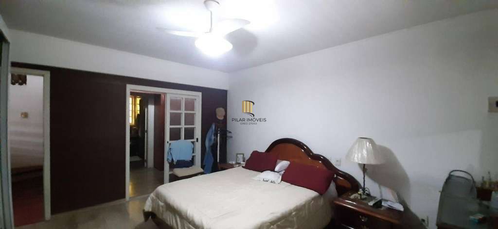VENDE – AMPLA CASA RESIDENCIAL COM PISCINA E 5 VAGAS