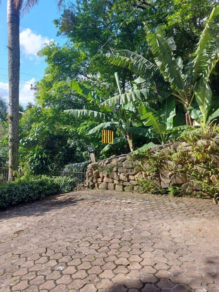 Casa com 400m² privativos e 1000m² de terreno, com vista. Um paraíso no Morro Apamecor!