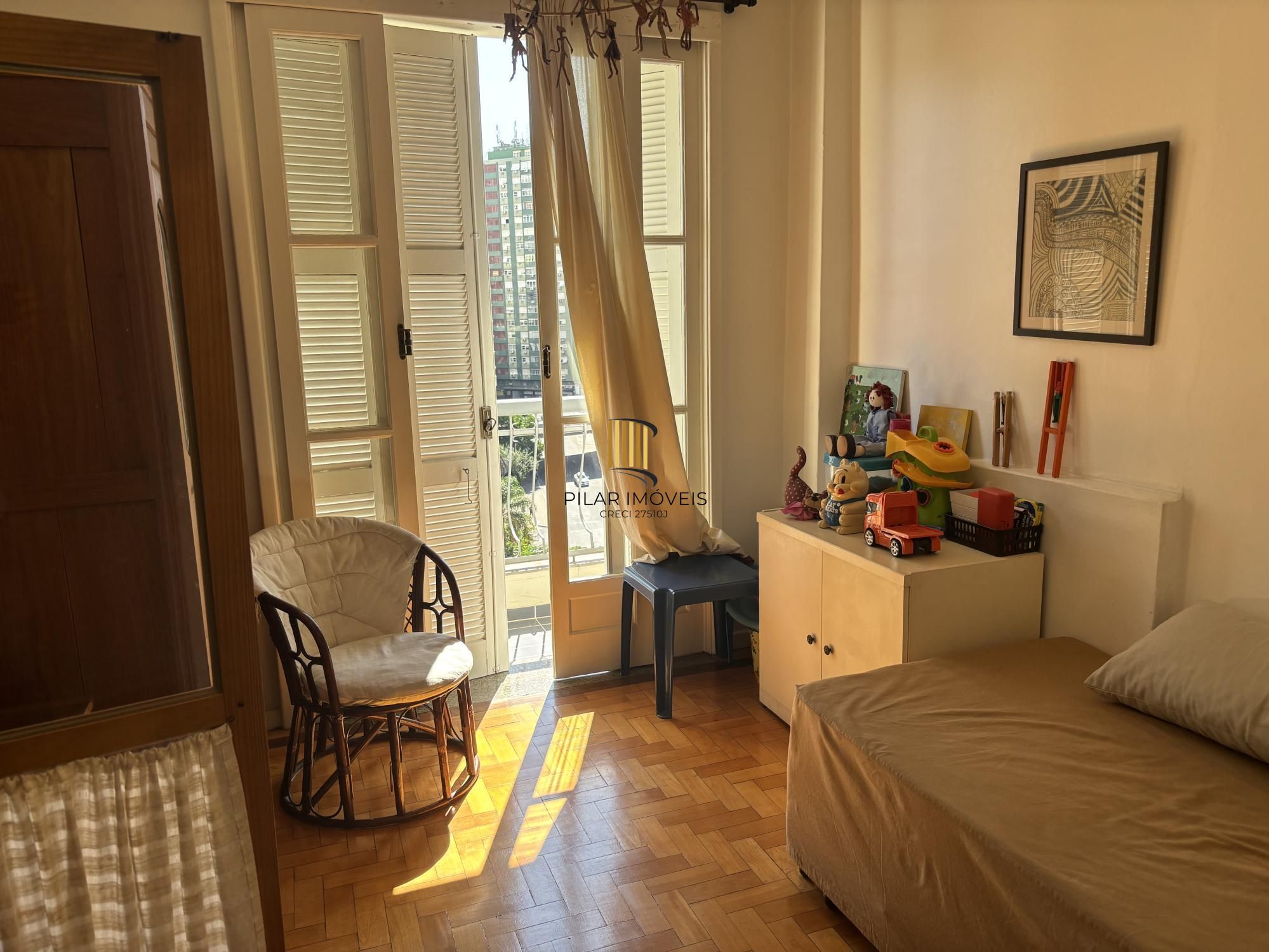 3 quartos com 151m² de área útil, além de lindo terraço no centro de poa