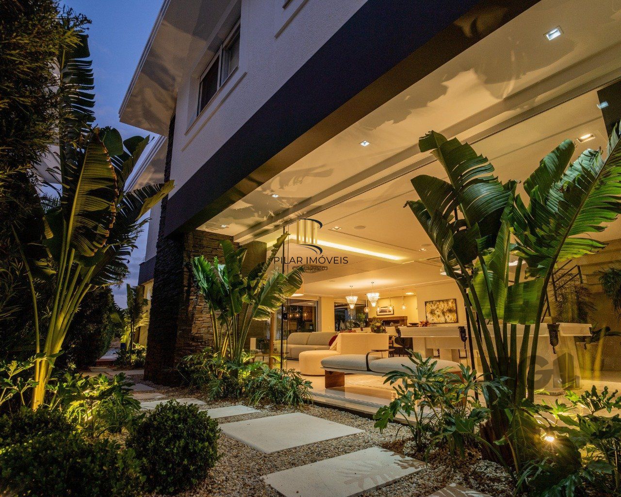 Casa de Condomínio 6 dormitórios no bairro Atlântida Sul