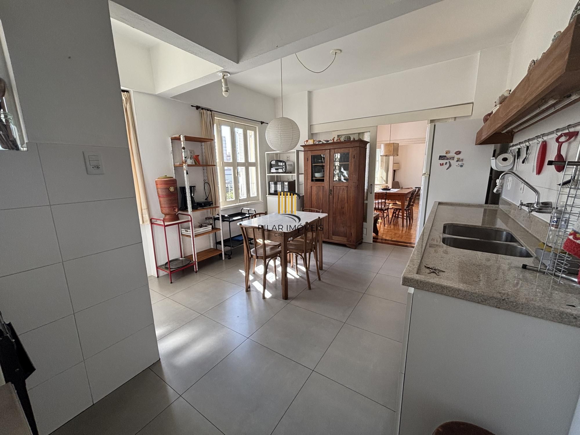 3 quartos com 151m² de área útil, além de lindo terraço no centro de poa