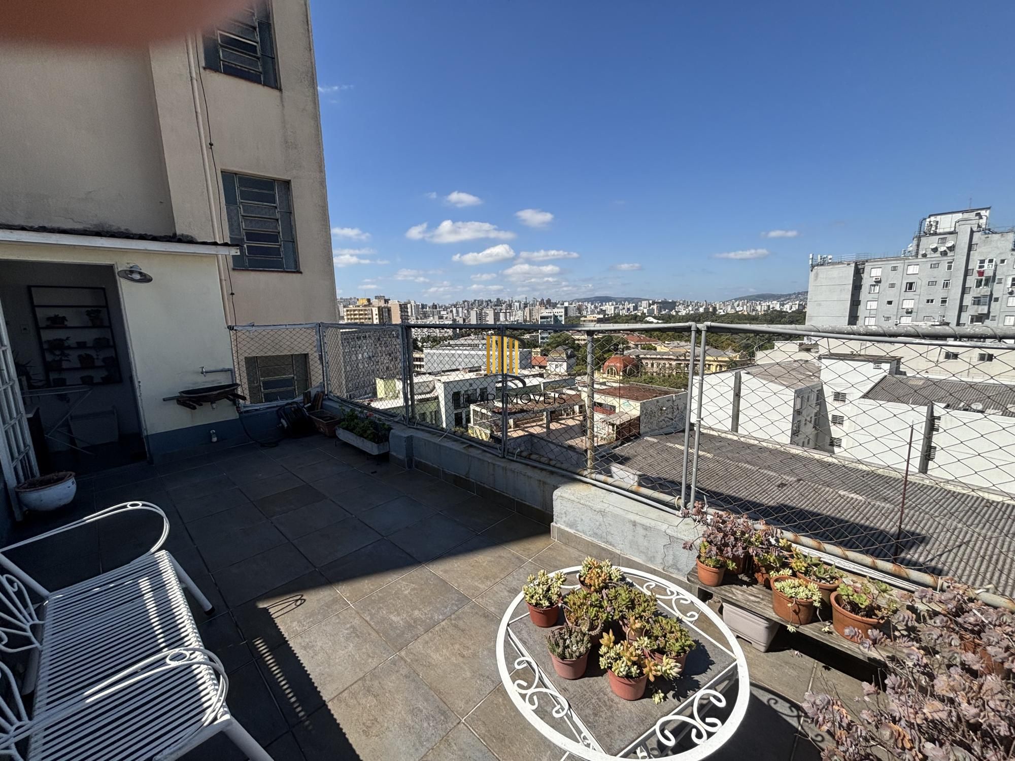 3 quartos com 151m² de área útil, além de lindo terraço no centro de poa