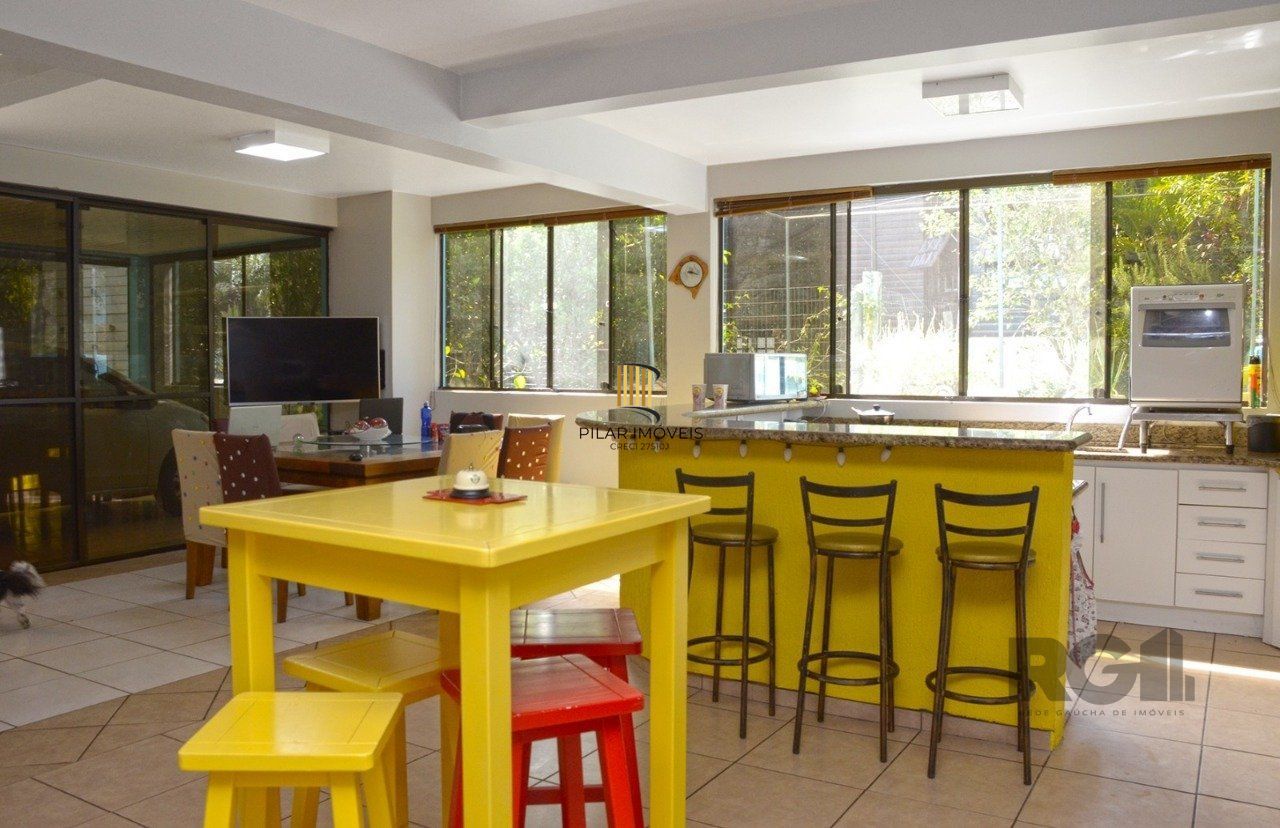 Casa de Condomínio 3 dormitórios no bairro Elsa