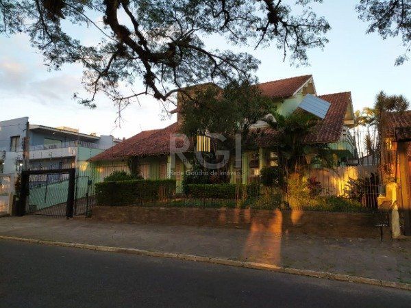Casa para Venda - 352m², 5 dormitórios, sendo 1 suites, 4 vagas - Rubem Berta