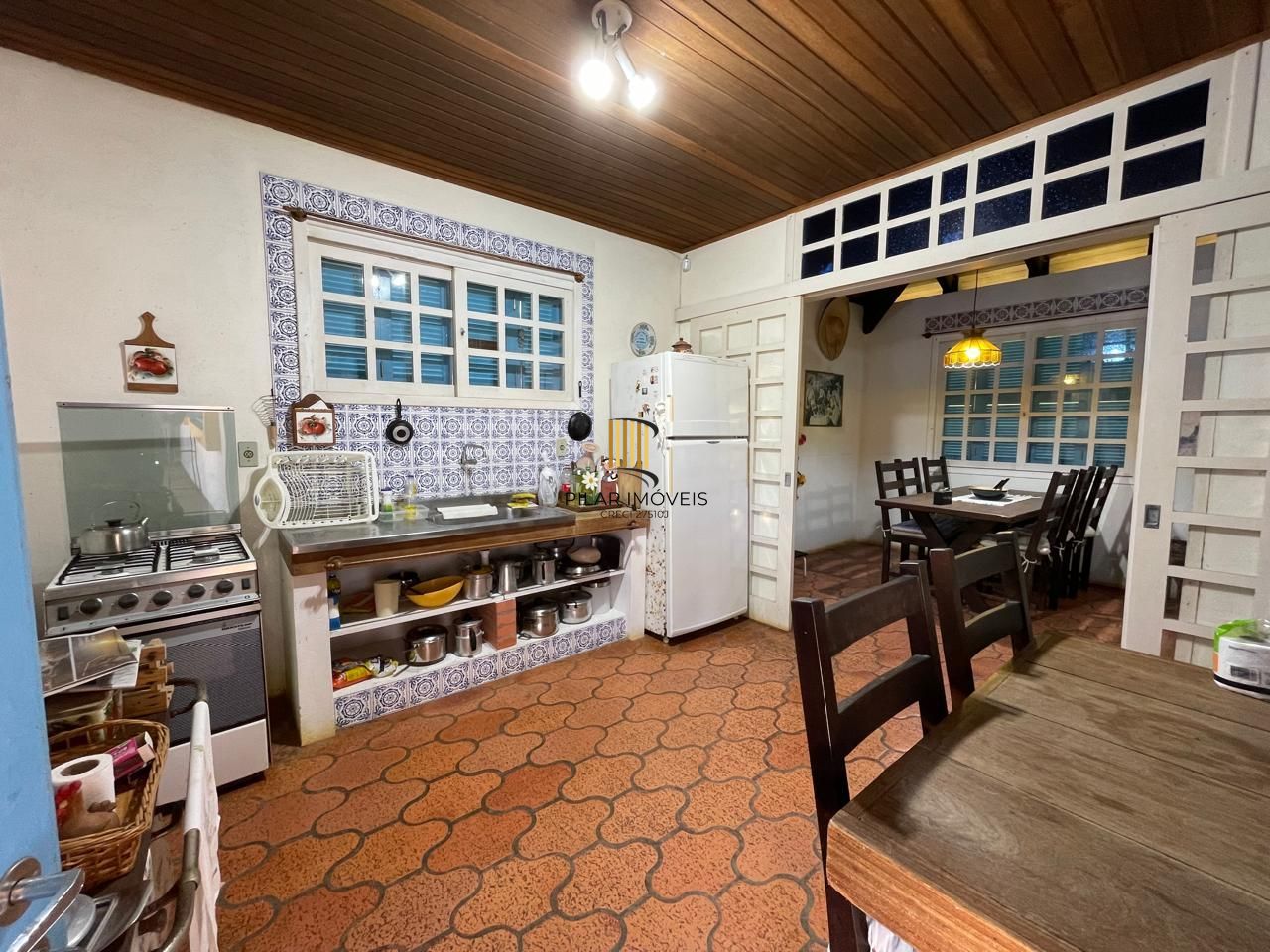 Casa 04 dormitórios, sobrado, a venda em Arroio do Sal, próximo a Torres.