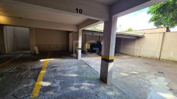 Apartamento 02 dormitórios com dependência e duas vagas no bairro São João.