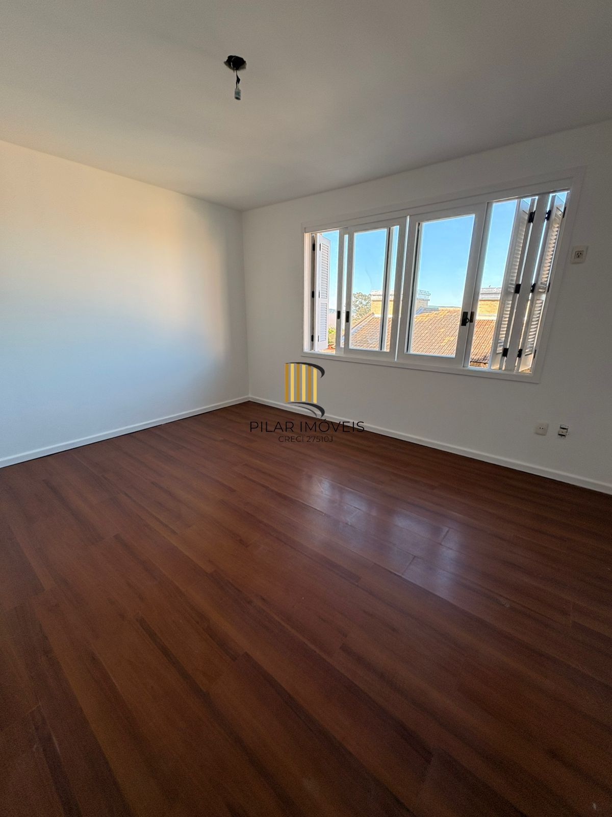 Casa no Condomínio Villa Dei Fiori com 03 dormitórios, duas vagas, Bairro Tristeza a venda na Zona Sul de Porto Alegre