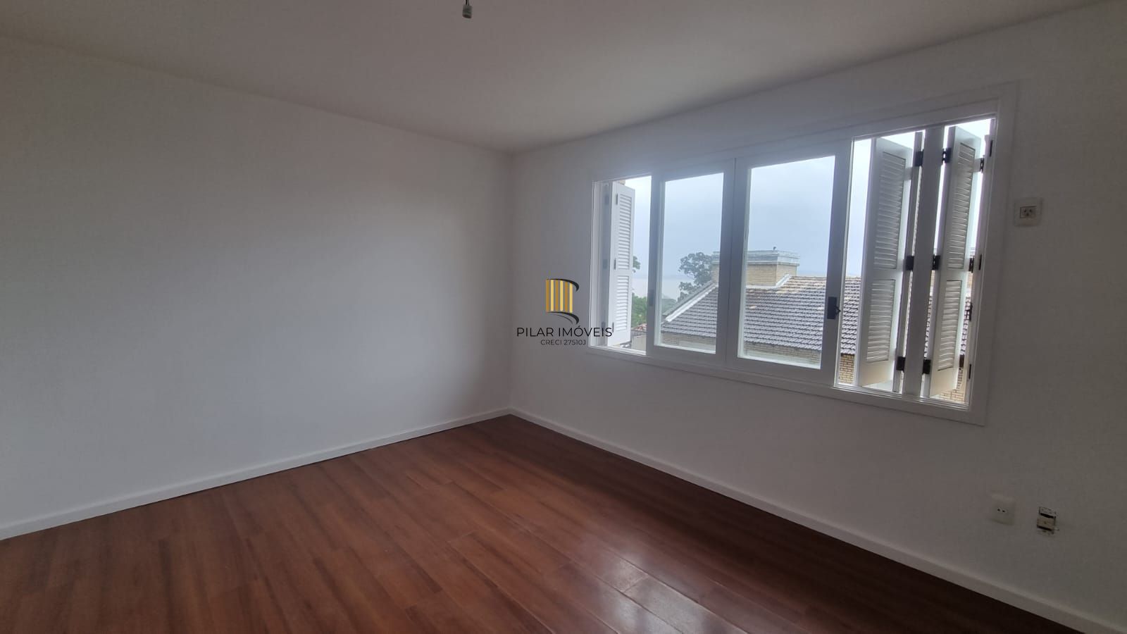 Casa no Condomínio Villa Dei Fiori com 03 dormitórios, duas vagas, Bairro Tristeza a venda na Zona Sul de Porto Alegre