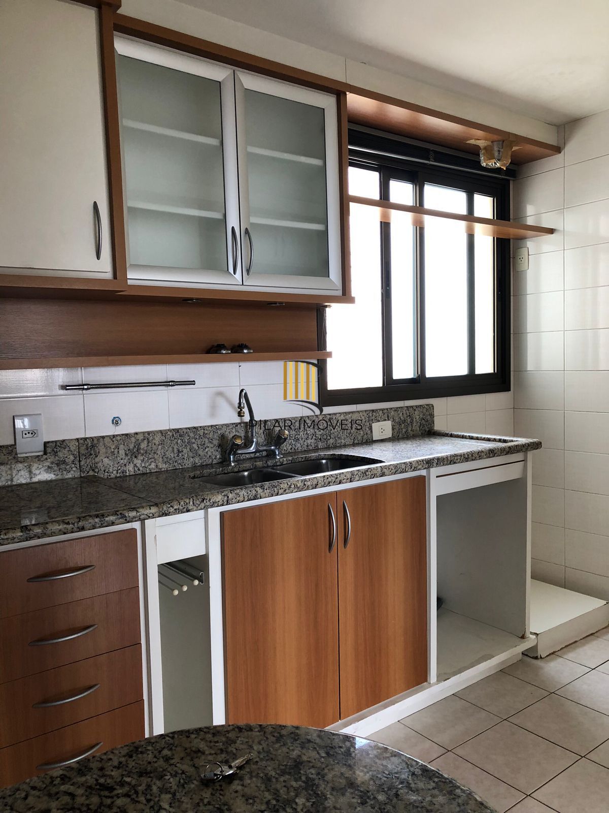 Apartamento 03 dormitórios, duas vagas individuais, edifício com infra, Bairro Cristal