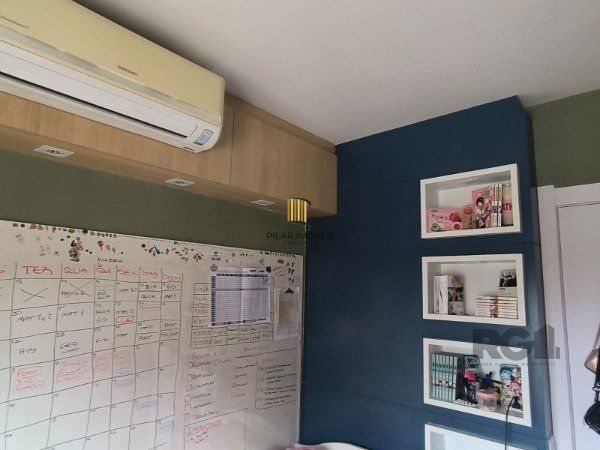 Apartamento 03 dormitórios, duas vagas individuais, edifício com infra, Bairro Cristal