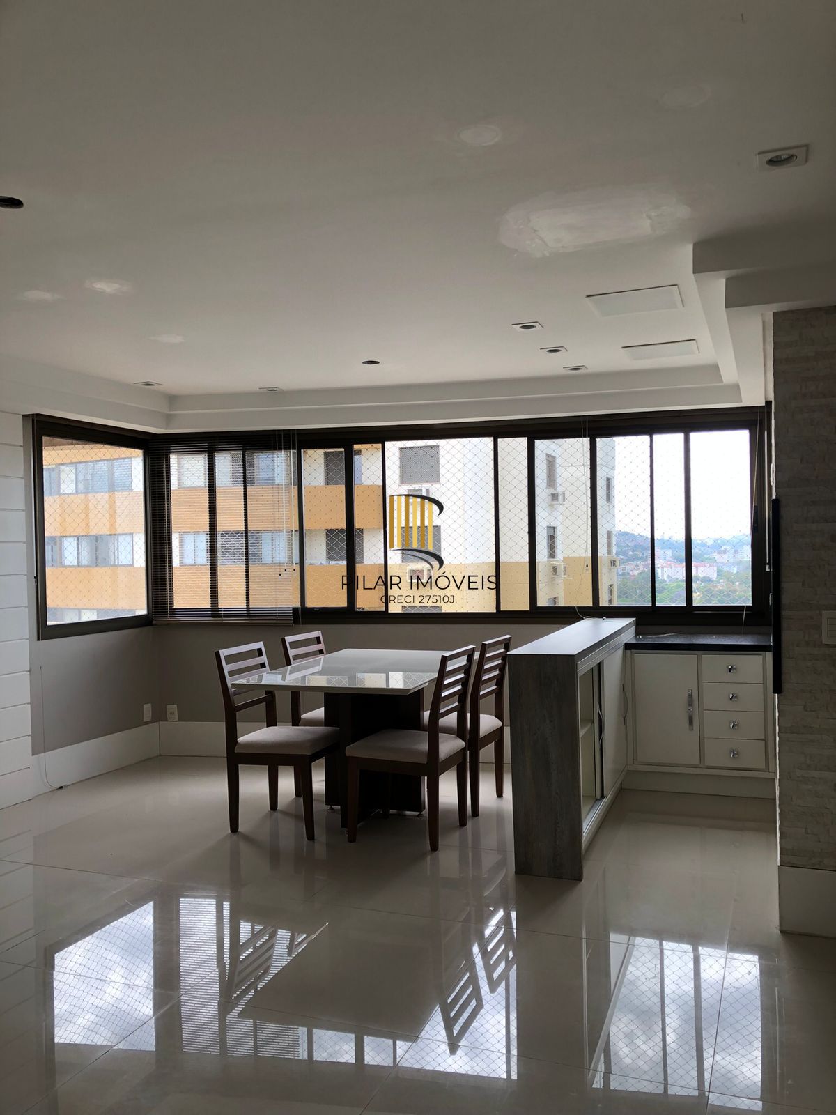 Apartamento 03 dormitórios, duas vagas individuais, edifício com infra, Bairro Cristal