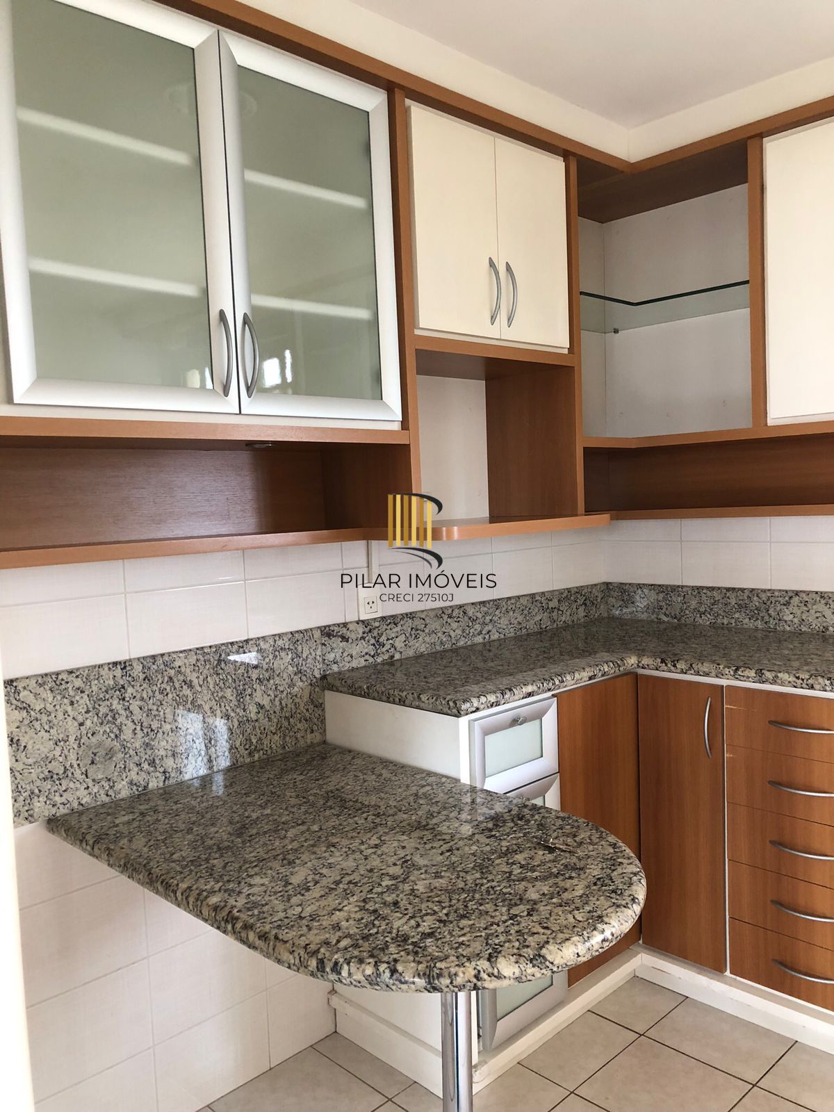 Apartamento 03 dormitórios, duas vagas individuais, edifício com infra, Bairro Cristal