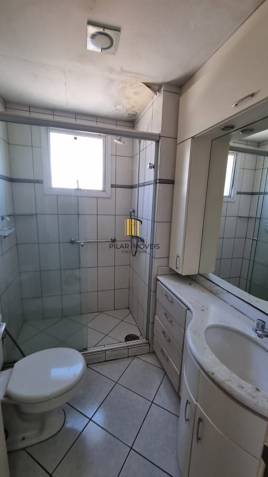 Apartamento 03 dormitórios 110mq e duas vagas, semi mobiliado,  no Bairro Auxiliadora para locação.