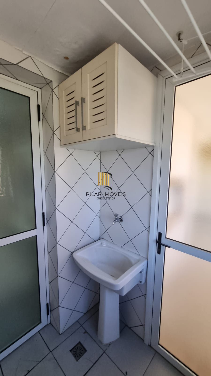 Apartamento 03 dormitórios 110mq e duas vagas, semi mobiliado,  no Bairro Auxiliadora para locação.