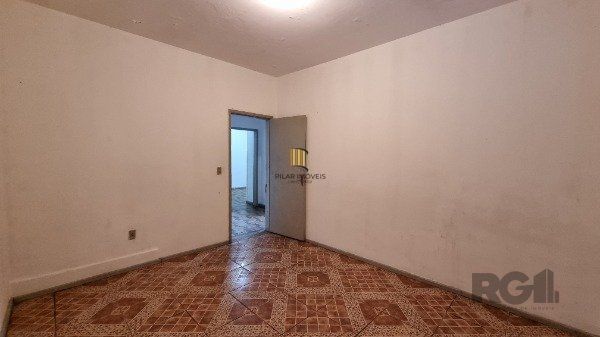 Casa /Sobrado  com apartamento e loja, estacionamento, a venda no Bairro Jardim Itu.  Lojão embaixo com dois banheiros e divisórias,