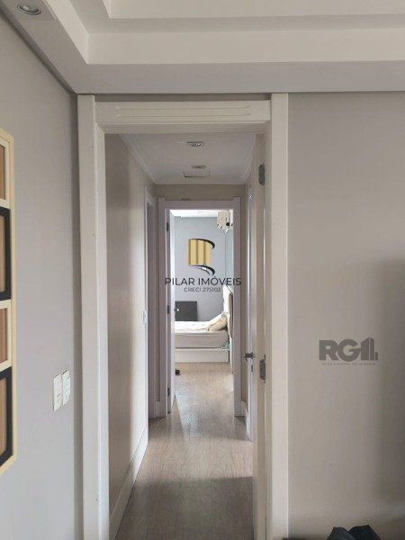 Apartamento 03 dormitórios, duas vagas individuais, edifício com infra, Bairro Cristal