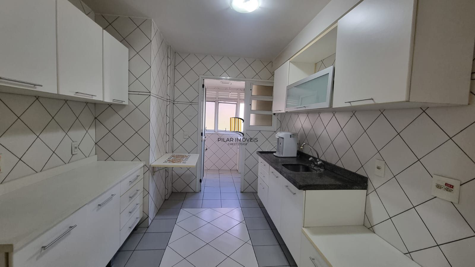 Apartamento 03 dormitórios 110mq e duas vagas, semi mobiliado,  no Bairro Auxiliadora para locação.