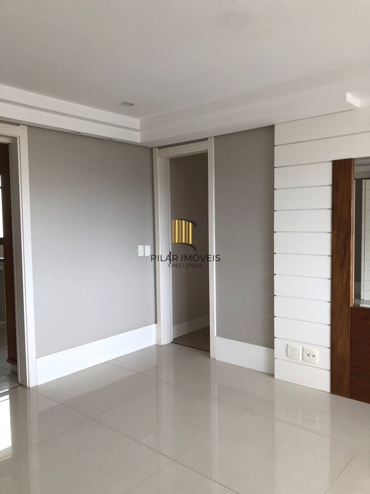 Apartamento 03 dormitórios, duas vagas individuais, edifício com infra, Bairro Cristal