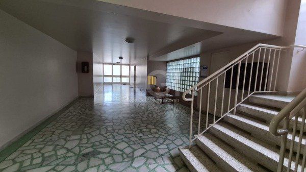 Apartamento 02 dormitórios com dependência e duas vagas no bairro São João.