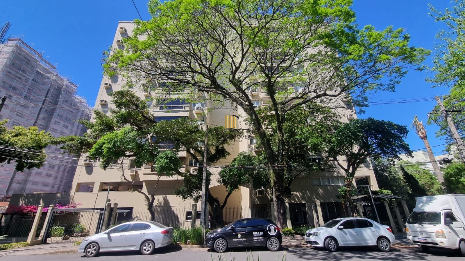 Apartamento 03 dormitórios 110mq e duas vagas, semi mobiliado,  no Bairro Auxiliadora para locação.