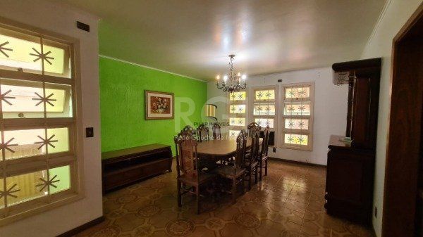 Casa para Venda - 352m², 5 dormitórios, sendo 1 suites, 4 vagas - Rubem Berta
