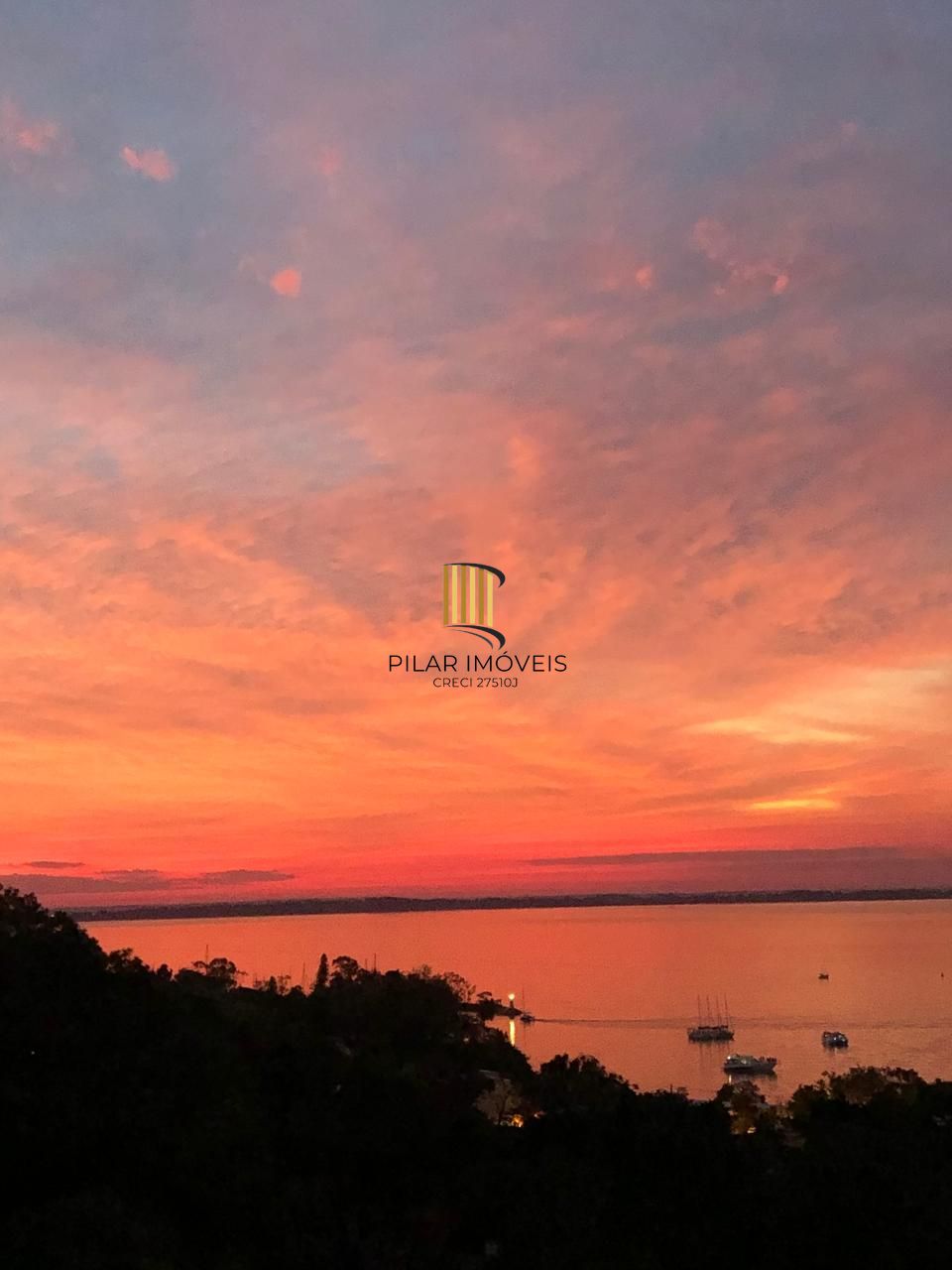 Apartamento 03 dormitórios, duas vagas individuais, edifício com infra, Bairro Cristal