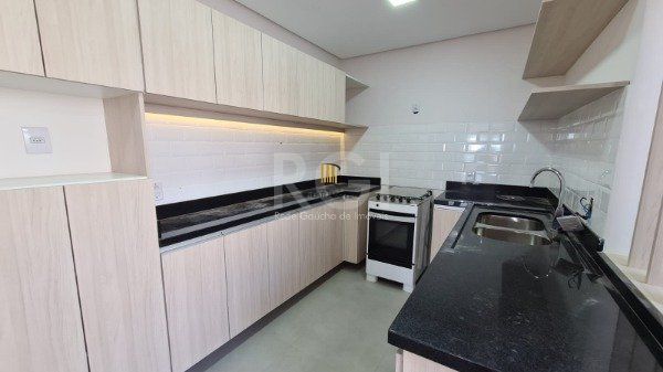 Apartamento 02 dormitórios com dependência e duas vagas no bairro São João.