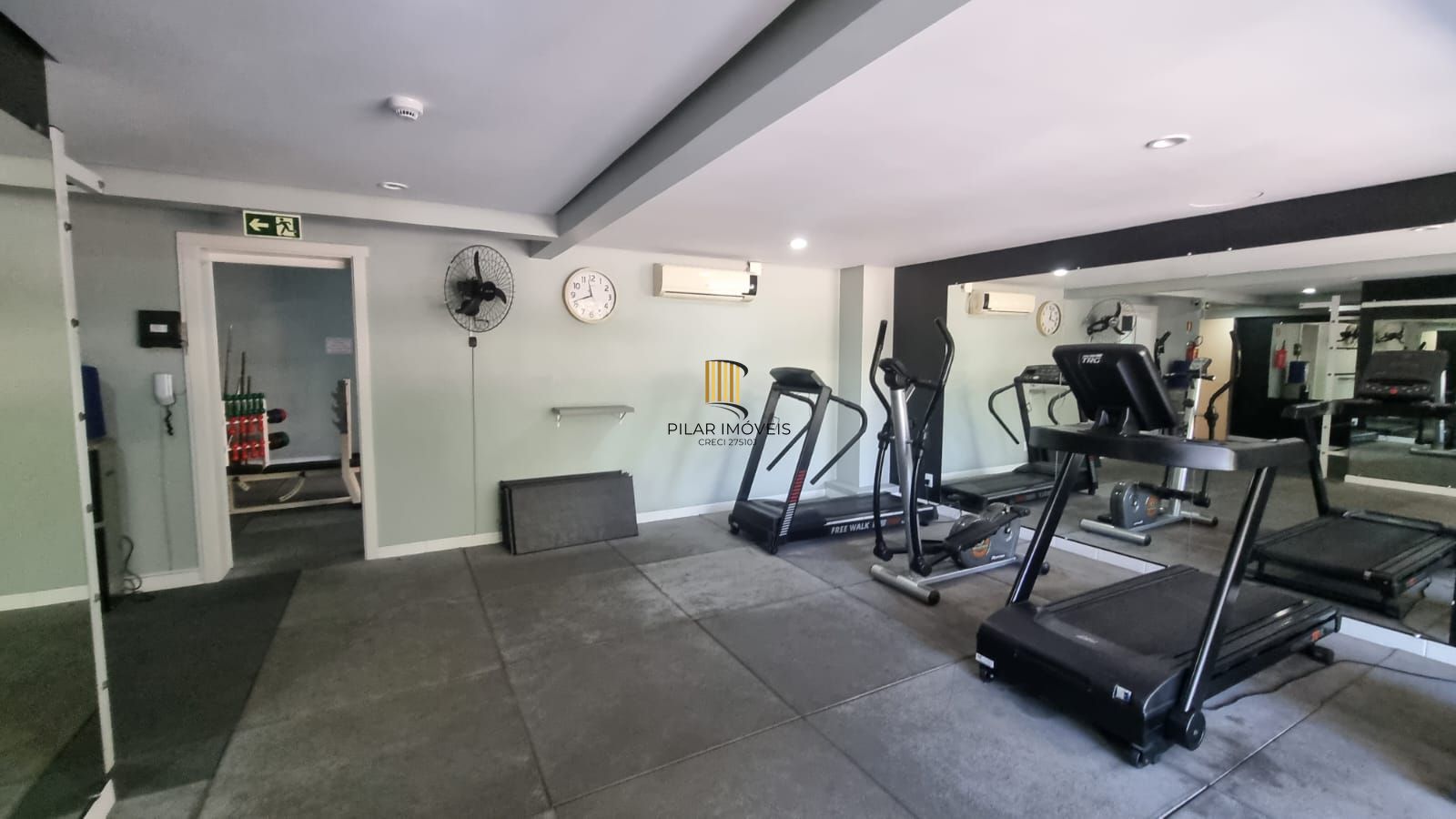 Apartamento 03 dormitórios 110mq e duas vagas, semi mobiliado,  no Bairro Auxiliadora para locação.