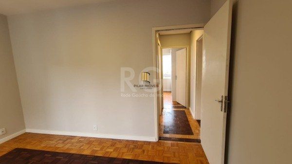 Apartamento 02 dormitórios com dependência e duas vagas no bairro São João.