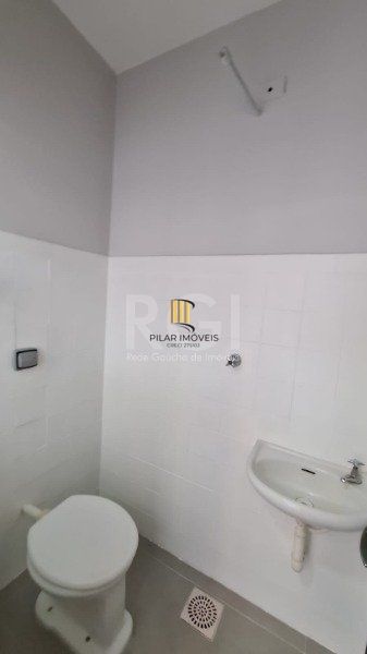 Apartamento 02 dormitórios com dependência e duas vagas no bairro São João.