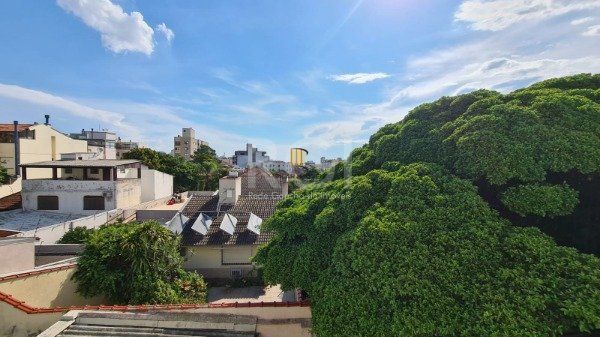 Apartamento 02 dormitórios com dependência e duas vagas no bairro São João.