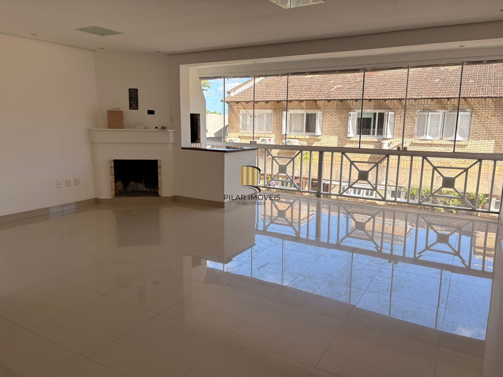 Casa no Condomínio Villa Dei Fiori com 03 dormitórios, duas vagas, Bairro Tristeza a venda na Zona Sul de Porto Alegre