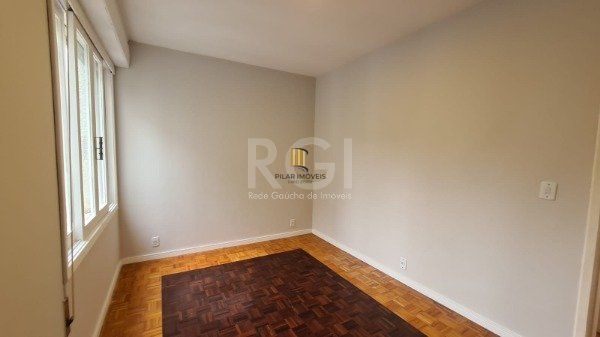 Apartamento 02 dormitórios com dependência e duas vagas no bairro São João.
