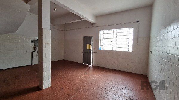 Casa /Sobrado  com apartamento e loja, estacionamento, a venda no Bairro Jardim Itu.  Lojão embaixo com dois banheiros e divisórias,